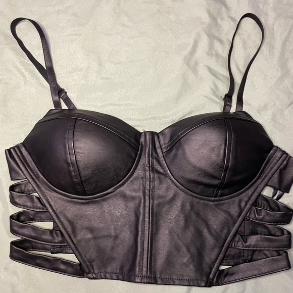 Black Crop Top đź–¤ - Picture 1 of 5